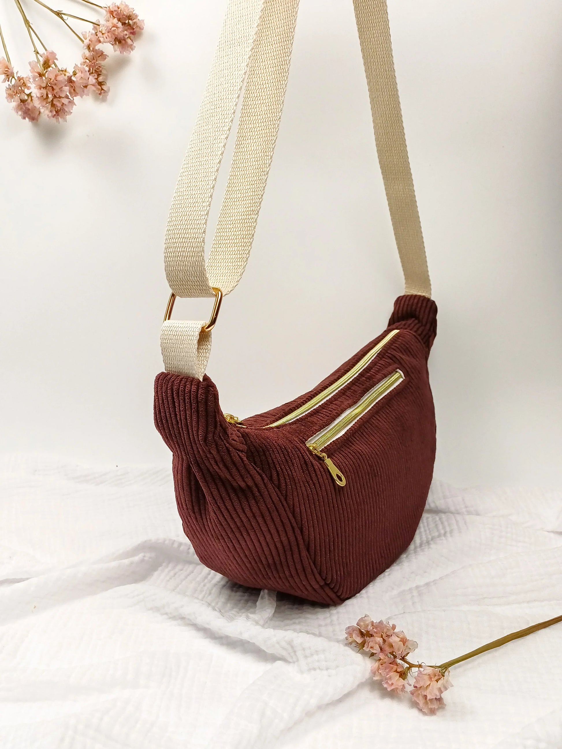 Sac demi-lune - Velours côtelé prune - CréaEmeline - accessoire - fait-main